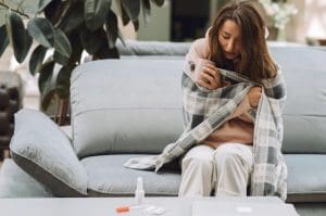 Mujer con resfriado