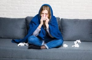 Mujer con síntomas de resfriado